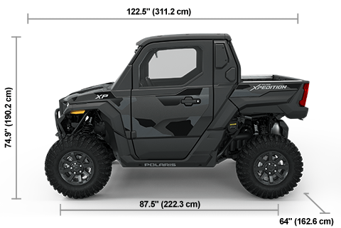 Vue latérale du Polaris XPEDITION XP NorthStar 2025 gris graphite avec les dimensions de hauteur, de largeur et de longueur.