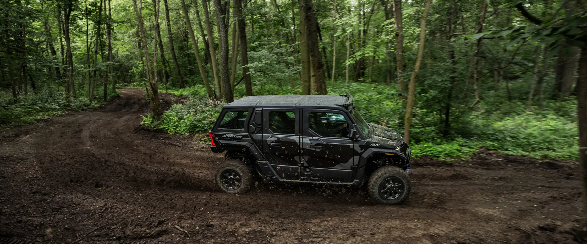 Profil latéral d’un VCC haute performance Polaris XPEDITION ADV 5 NorthStar 2026 prenant facilement un virage serré.